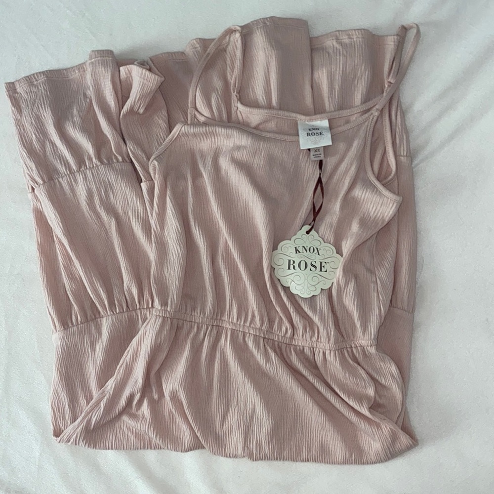 Long maxi dress. Light pink color. Flow bottom.